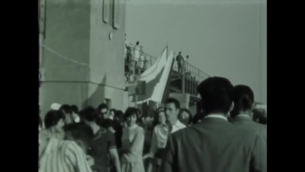 Pisa Italien Mai 1960 Karnevalsumzug Bevölkert Straße Den 60Er Jahren — Stockvideo
