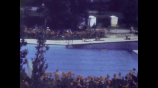 Pisa Talya 1960 Yıllarda Havuz Tatili Sahnesi — Stok video