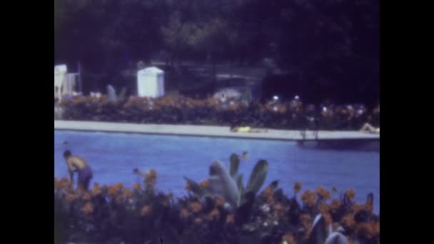 1960年 意大利比萨 60年代的游泳池度假胜地 — 图库视频影像