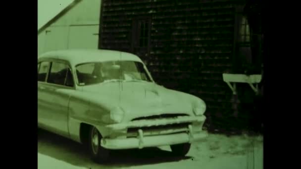1958年 昭和33年 4月カナダ トロント50代女性車 — ストック動画