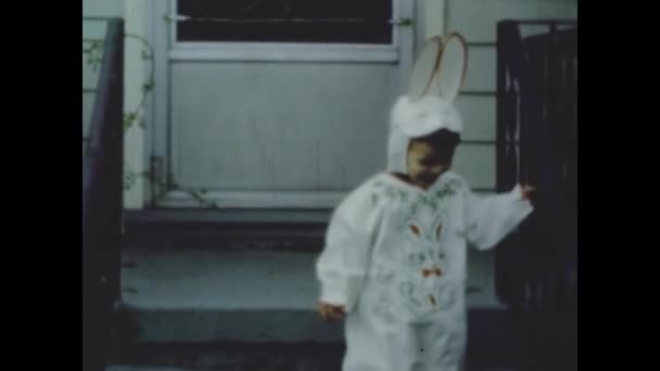 Торонто Канада Апрель 1968 Маленькая Девочка Костюме Кролика — стоковое видео