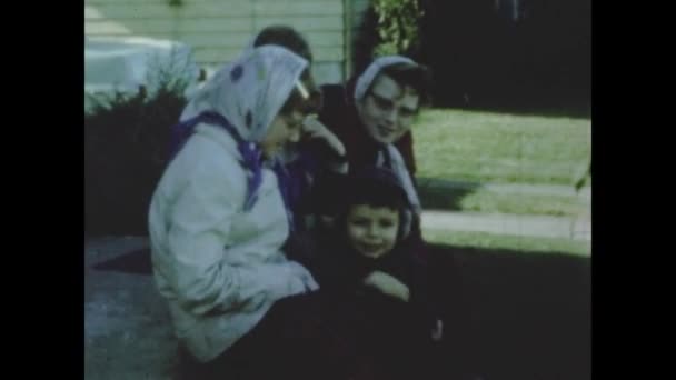 Toronto Canada Aprile 1968 Bambini Giocano Giardino Negli Anni — Video Stock