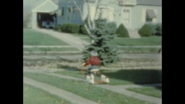 Toronto Canada Aprile 1968 Bambino Sul Triciclo Negli Anni — Video Stock