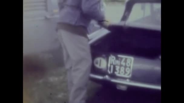 1962年 意大利阿维亚诺 人类准备了60年代的汽车 — 图库视频影像