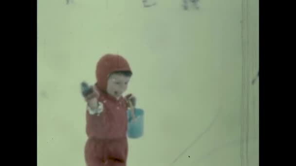 Toronto Canadá Abril 1968 Los Niños Juegan Nieve Los Años — Vídeo de stock