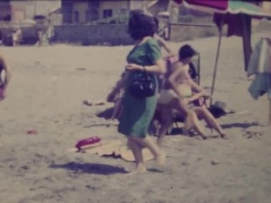 Roma, İtalya Haziran 1964: Eski aile anıları 60 'larda plaj tatili