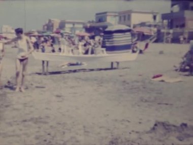 Roma, İtalya Haziran 1964: Eski aile anıları 60 'larda plaj tatili