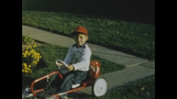 1960年 昭和35年 5月アメリカ合衆国デトロイト 60歳で園内にペダルカーを持つ子供 — ストック動画