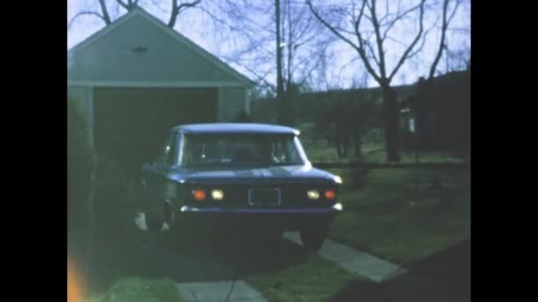 Detroit United States Μάιος 1960 Γυναίκα Οδηγεί Αυτοκίνητο Στη Δεκαετία — Αρχείο Βίντεο
