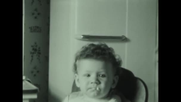 米国ベルヴィル1948年 昭和23年 40代のハイチェアで授乳中 白黒撮影 — ストック動画