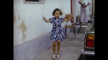 Messina, İtalya Haziran 1964: Çocuk aile anıları 60 'larda açık havada