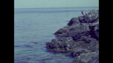 Capri, İtalya Temmuz 1966: 60 'larda plaj sahnesinde aile tatili