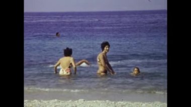 Messina, İtalya Haziran 1964: Aile deniz kıyısı tatili 60 'larda