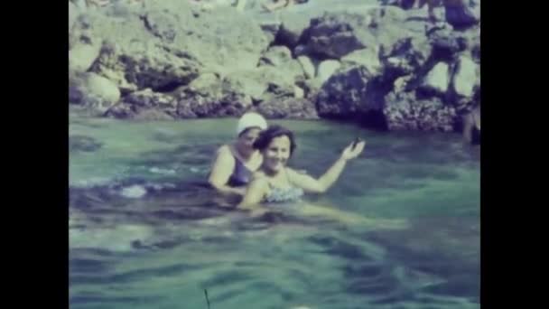 Капри Италия Июль 1966 Люди Купаются Море — стоковое видео