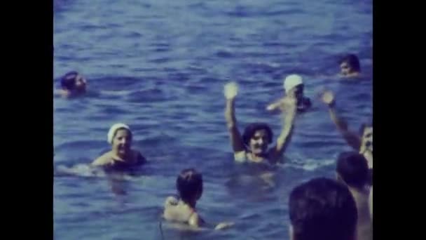 Κάπρι Ιταλία Ιούλιος 1966 Άνθρωποι Κολυμπούν Στη Θάλασσα Δεκαετία Του — Αρχείο Βίντεο