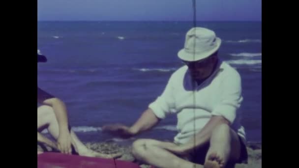 Capri Itália Julho 1966 Gay Man Beach Holiday 60S — Vídeo de Stock