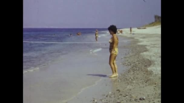 メッシーナ イタリア1964年6月 60年代の家族の海のビーチ休暇の夏 — ストック動画