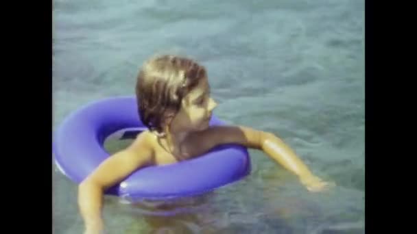 Messina Włochy Czerwiec 1964 Dziecko Morzu Dźwignią Ratunkową Latach Tych — Wideo stockowe