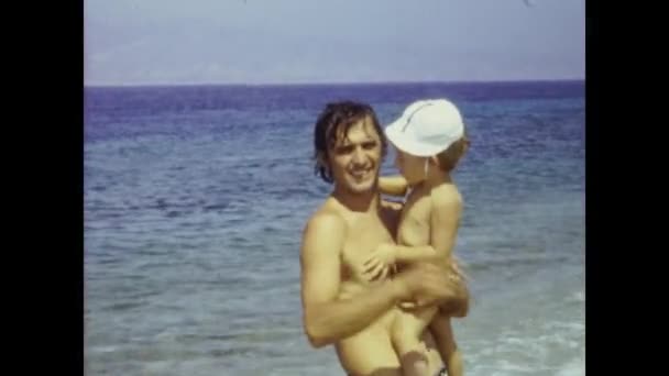 Messina Italia Junio 1964 Padre Hijo Escena Del Mar Los — Vídeo de stock