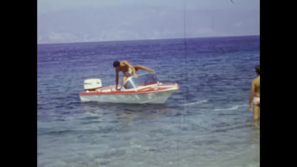 Messina Itálie Červen 1964 Rodinné Moře Dovolená Motorový Člun 60S — Stock video