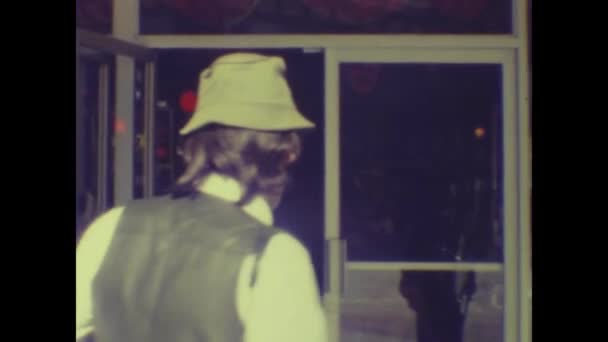 Лас Вегас Сша Май 1974 Люди Въезжающие Казино Лас Вегас — стоковое видео