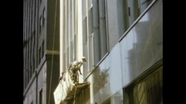 Nova York Estados Unidos Maio 1964 Trabalhadores Lavar Janelas Arranha — Vídeo de Stock