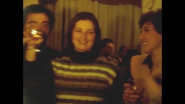 Roma Talya 1964 Larda Anılarında Aile Kadeh Kaldırması — Stok video