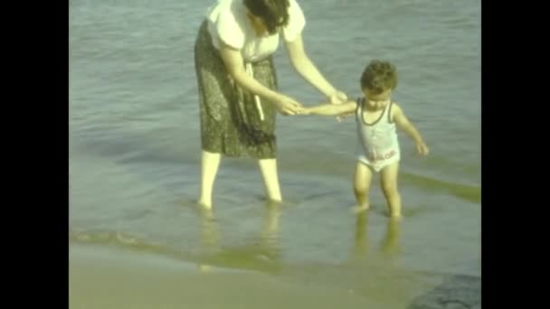 Рим Италия Май 1964 Семейные Воспоминания Детском Пляже — стоковое видео