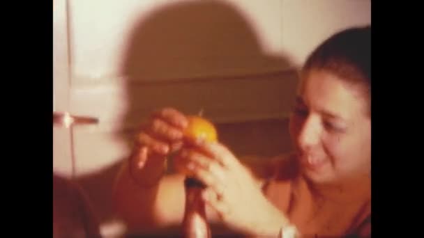 Ρώμη Ιταλία Μάιος 1964 Οικογενειακό Γεύμα Στη Δεκαετία Του — Αρχείο Βίντεο