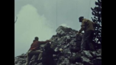 Moena, İtalya 1964: 60 'larda dağlarda kayalıklara tırmananlar