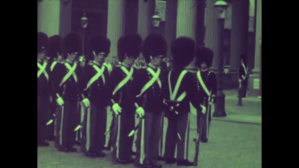 Kopenhag Danimarka Mayıs 1964 Larda Kopenhag Kraliyet Sarayı Nda Muhafız — Stok video