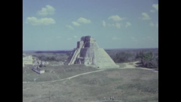 Мехико Мексика Май 1973 Археологическое Место Чичен Ица Пирамидой — стоковое видео