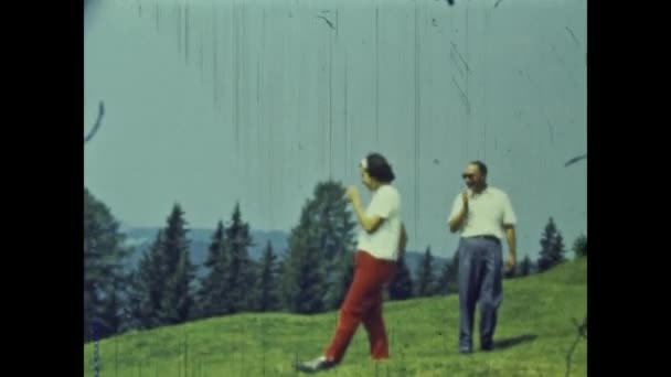 Moena Itália Maio 1964 Pessoas Felizes Montanha Prado Anos — Vídeo de Stock