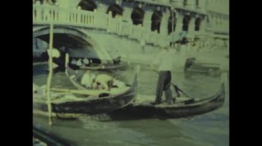 Venedik, İtalya Mayıs 1964: Gondolas 60 'lı yıllarda turist topluyor