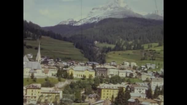 Moena Italia Kan 1964 Alpebyen Moena Italia Panorama Tallet – stockvideo