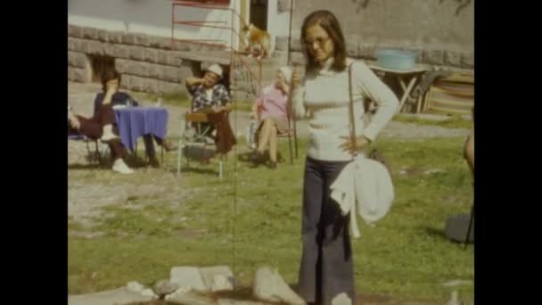 Moena Italia Mayo 1964 Personas Relajantes Los Alpes — Vídeo de stock