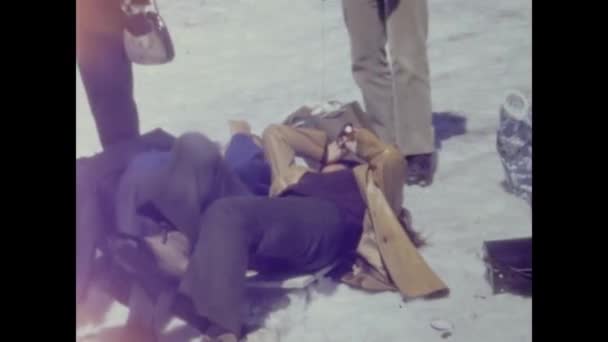 Moena Italia Mayo 1964 Personas Relajantes Los Alpes — Vídeos de Stock