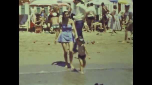 Roma Itália Junho 1964 Crianças Verão Férias Praia Década — Vídeo de Stock
