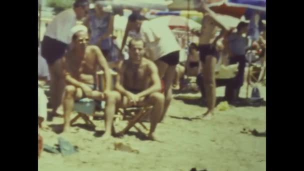 1964年6月 意大利罗马 60年代家庭海滩度假 — 图库视频影像