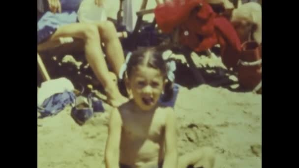 1964年6月イタリア ローマ 60年代のファミリービーチ休暇 — ストック動画