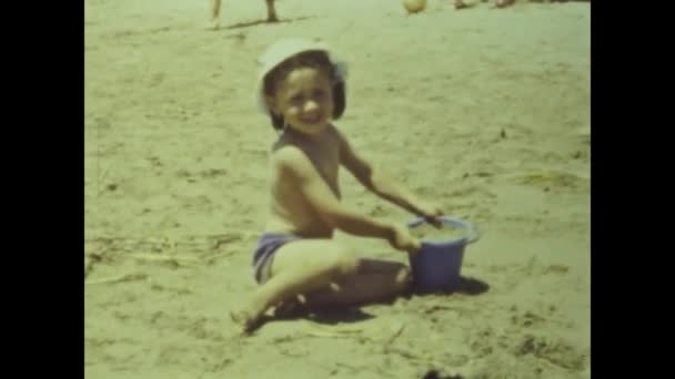 1964年6月 意大利罗马 60年代儿童海滩度假 — 图库视频影像