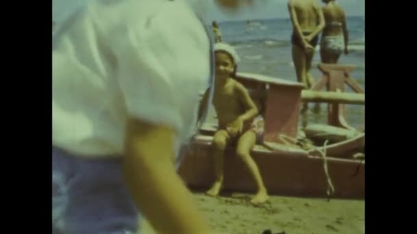 Рим Италия Июнь 1964 Детские Пляжные Каникулы Летом — стоковое видео