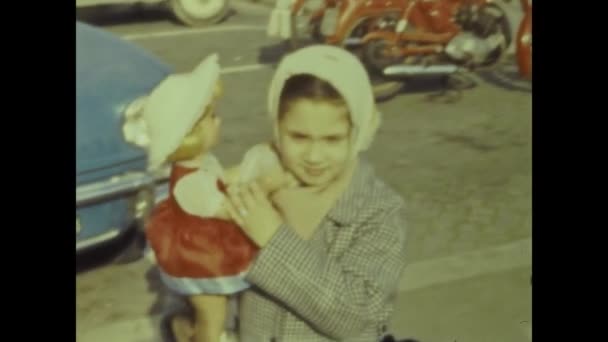 Ρώμη Ιταλία Ιούνιος 1964 Ευτυχισμένο Κοριτσάκι Κούκλα Στη Δεκαετία Του — Αρχείο Βίντεο