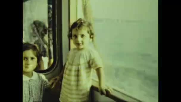 Velence Olaszország Május 1964 Gyermekek Években Hajózási Bevándorlási Jelenettel Utaznak — Stock videók