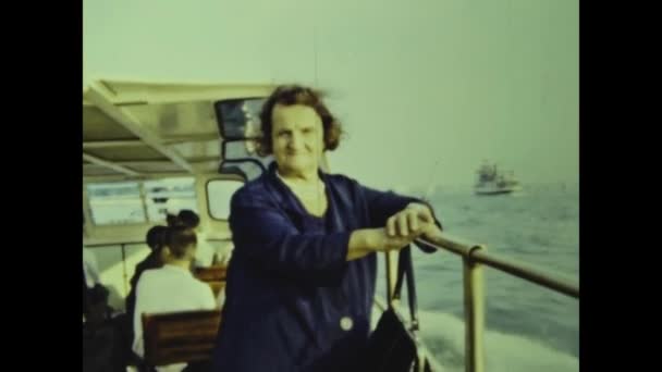 Veneza Itália Maio 1964 Velha Mulher Viaja Navio Década — Vídeo de Stock