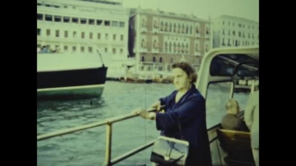Venezia Italia Maggio 1964 Vecchia Donna Viaggia Nave Negli Anni — Video Stock