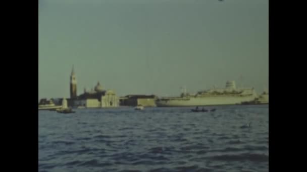 Venecia Italia Mayo 1964 Gondolas Venice Tourists 60S — Vídeos de Stock