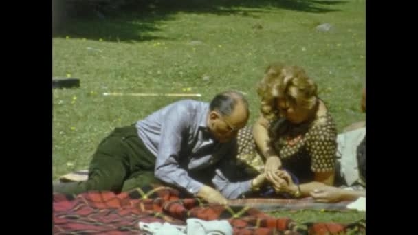 Cortina Italia Mayo 1964 Personas Relajantes Dolomitas Pradera Los Años — Vídeo de stock