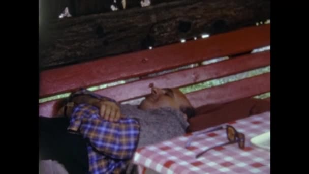 Cortina Italia Mayo 1964 Hombre Duerme Banca Los Años — Vídeos de Stock