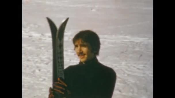 オーストリアのインスブルック1976年3月 70年代のスキーリゾート休暇中のスキーヤー — ストック動画